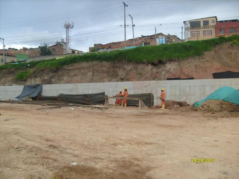 Movimiento de tierras y muro en el Portal 20 de Julio, Bogotá